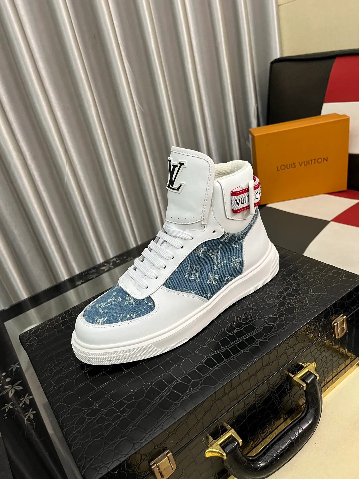 Men's shoes💰440⌚️⌚️"LOUI* VUITTO*" popular men's casual shoes, genuine Italian development💯purchasing level quality✔️The upper is made of first-layer cowhide, comfortable and soft sheepskin feet⚡️Fashionable and versatile. The toe last shape is firm and full, and the soles are made from LV original molds and can be moved in and out of the counter at will. Light and comfortable on the foot~purely handmade, details determine quality! Size:38-442️⃣Colors available